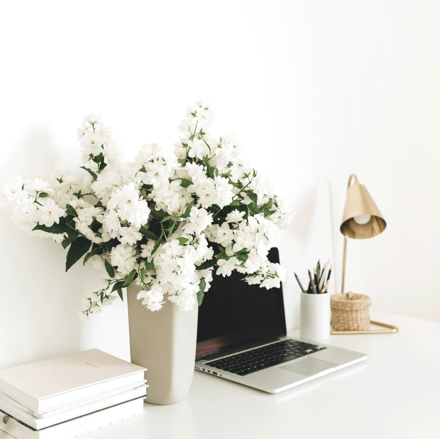 花とパソコンの画像